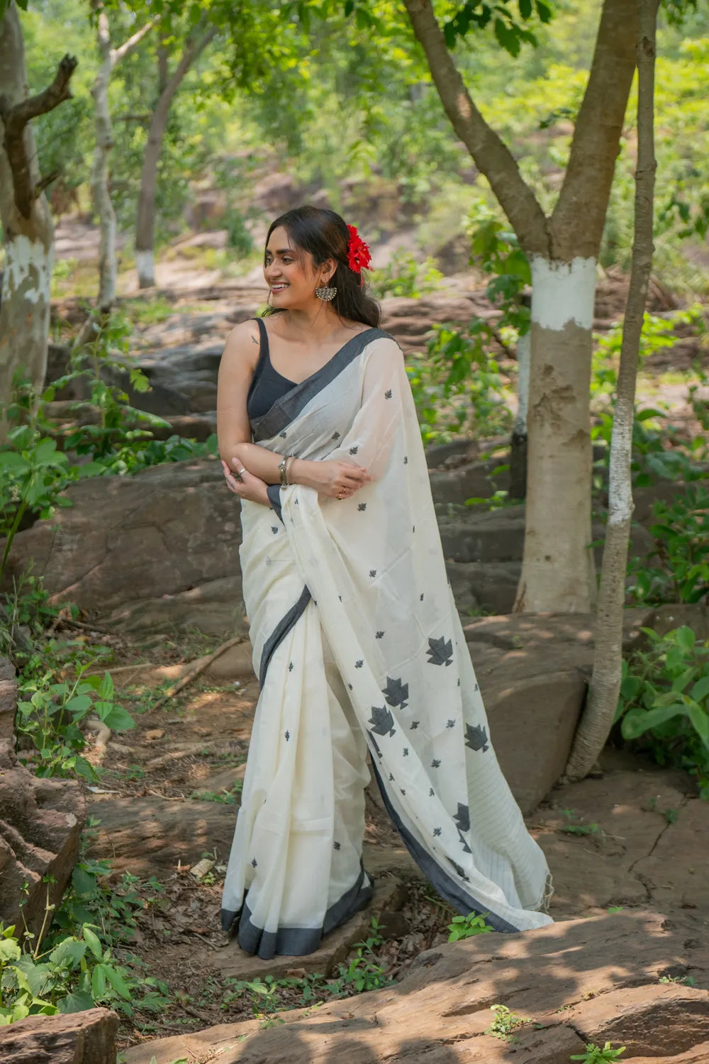 Handloom Off White and Black Soft Cotton Jamdani Saree | Shobitam