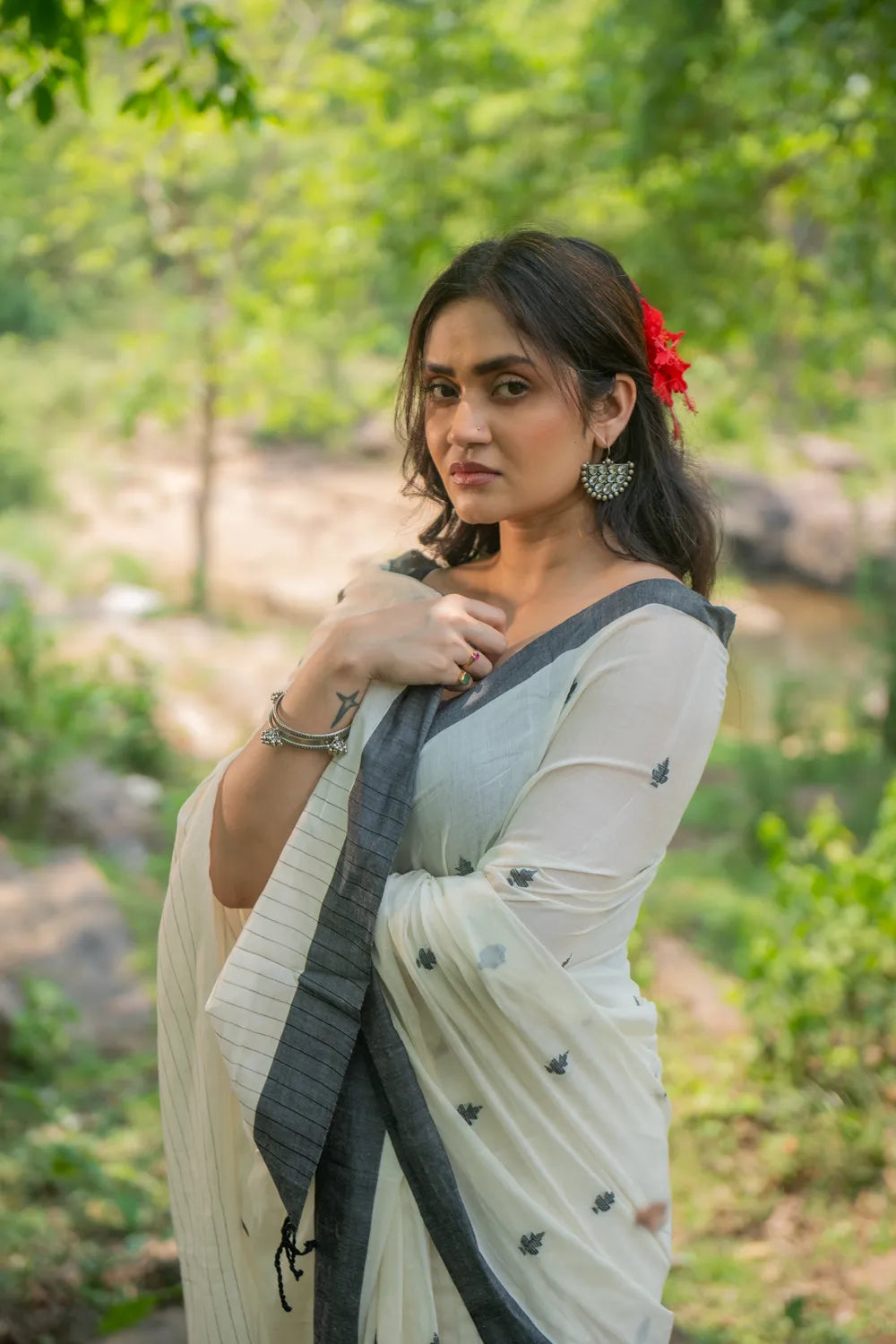 Handloom Off White and Black Soft Cotton Jamdani Saree | Shobitam