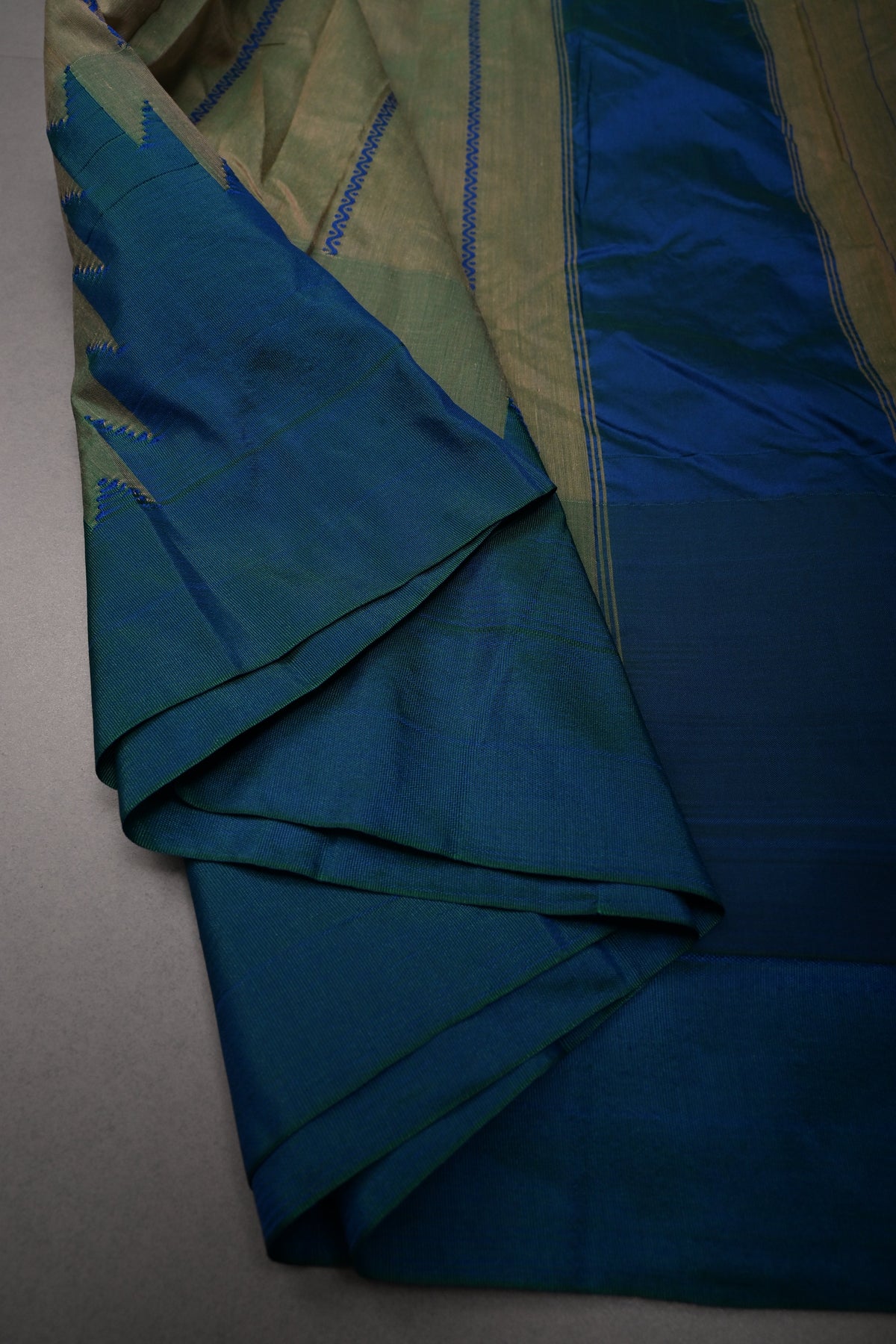 Green Dual Tone Zariless Ilkal Weave Art Silk Bagalkote Saree with Resham Veldhari Horizontal Stripes and Contrast Temple Border | SHOBITAM