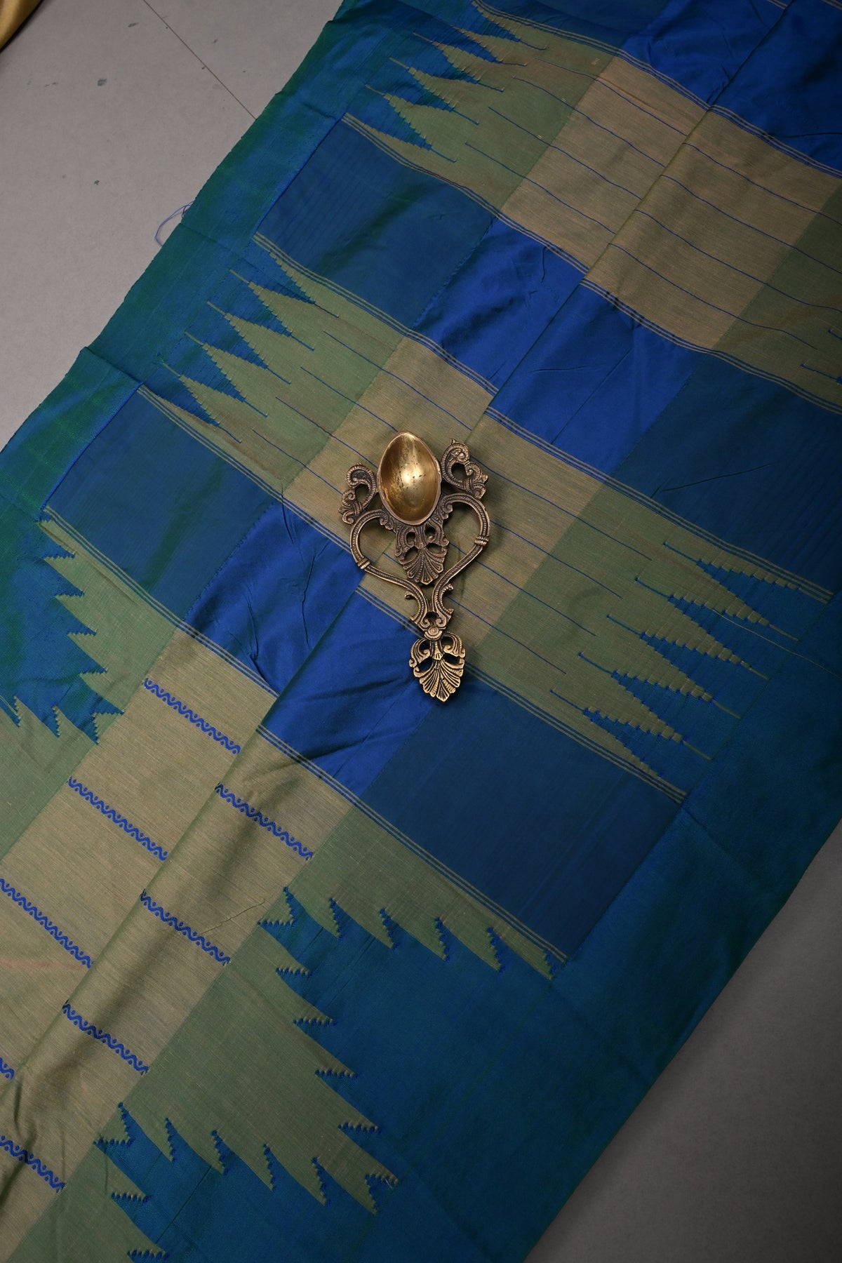 Green Dual Tone Zariless Ilkal Weave Art Silk Bagalkote Saree with Resham Veldhari Horizontal Stripes and Contrast Temple Border | SHOBITAM