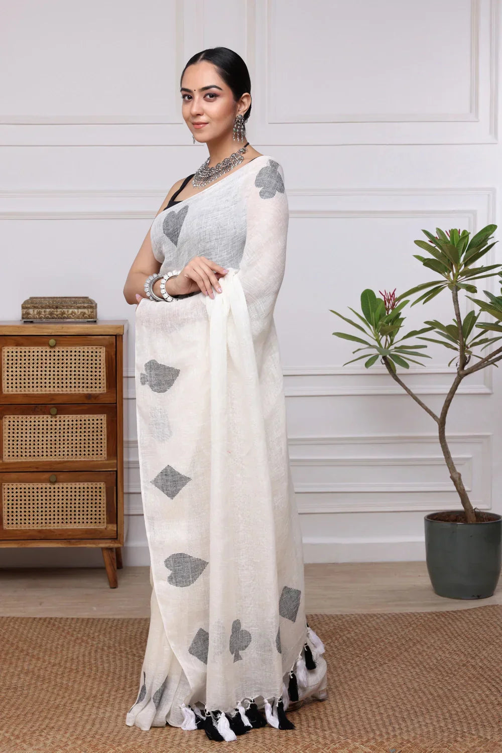 Handloom White & Black Pure Linen Teen Patti Jamdani Saree | Shobitam