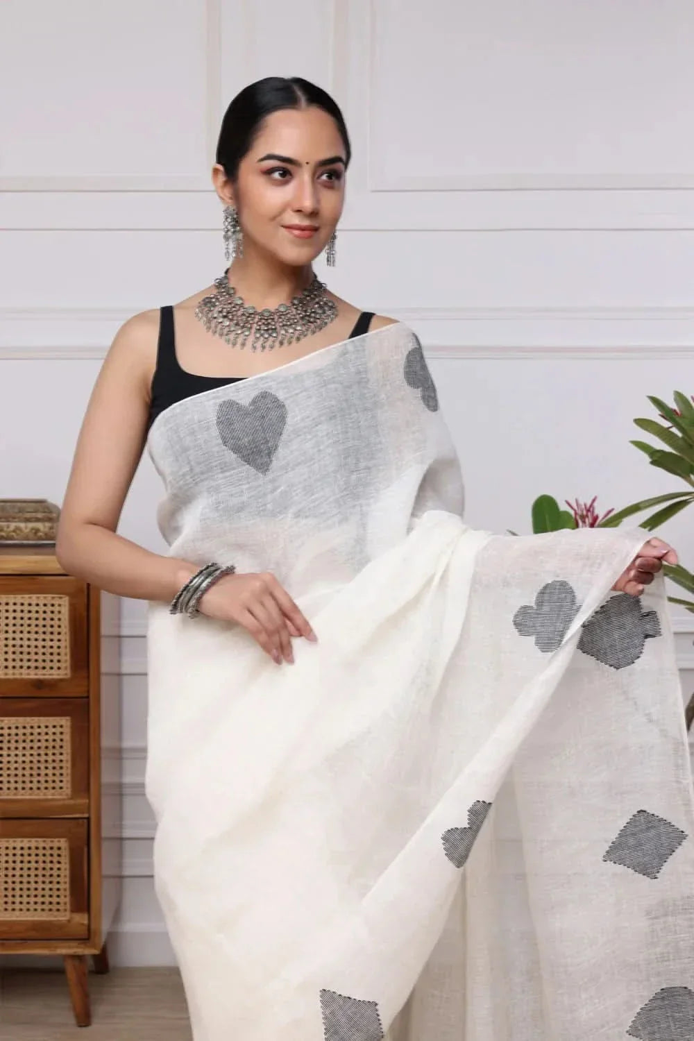 Handloom White & Black Pure Linen Teen Patti Jamdani Saree | Shobitam