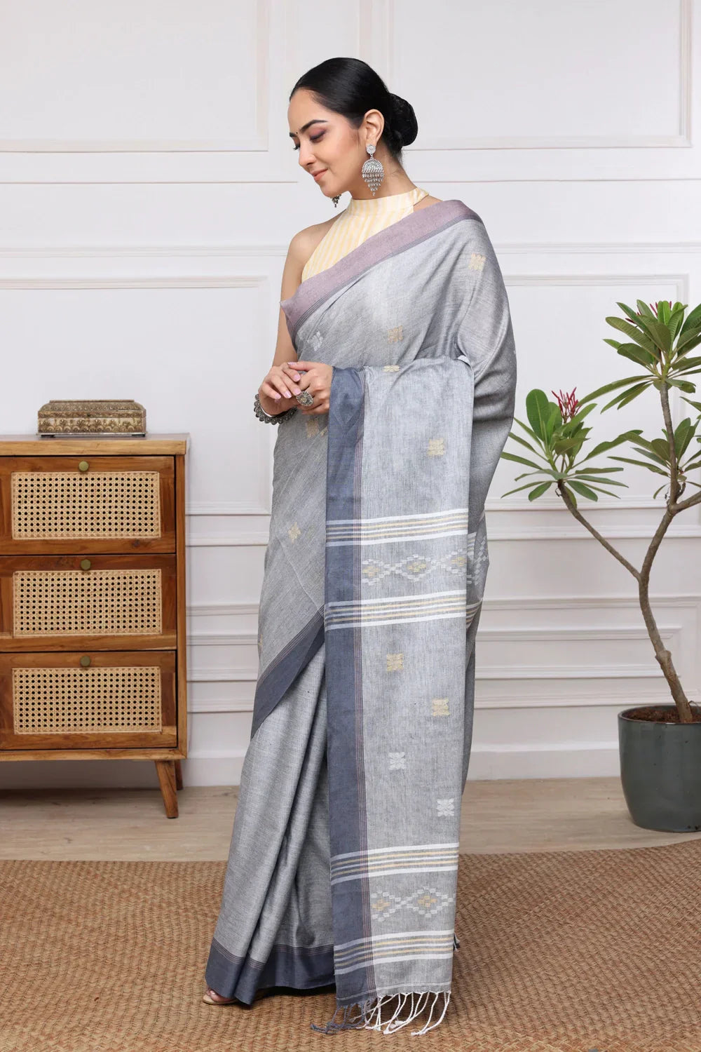 Handloom Grey Mul Cotton Jamdani Saree | Shobitam