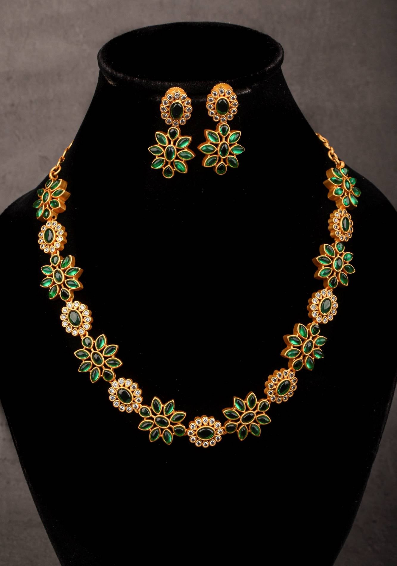 Short Length Floral Lightweight Necklace Set in Green