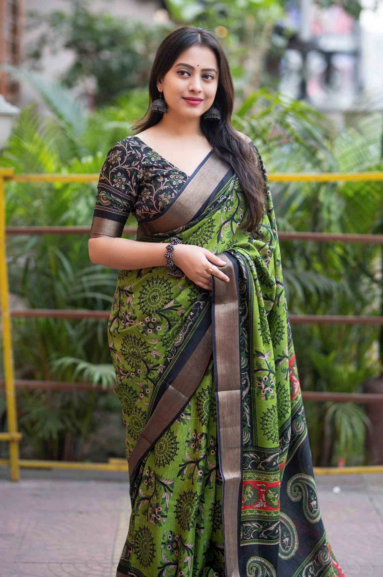 Ethnic Tribal Art printed & Contrast Zari Border & Motif Pallu Wrap in one minute saree