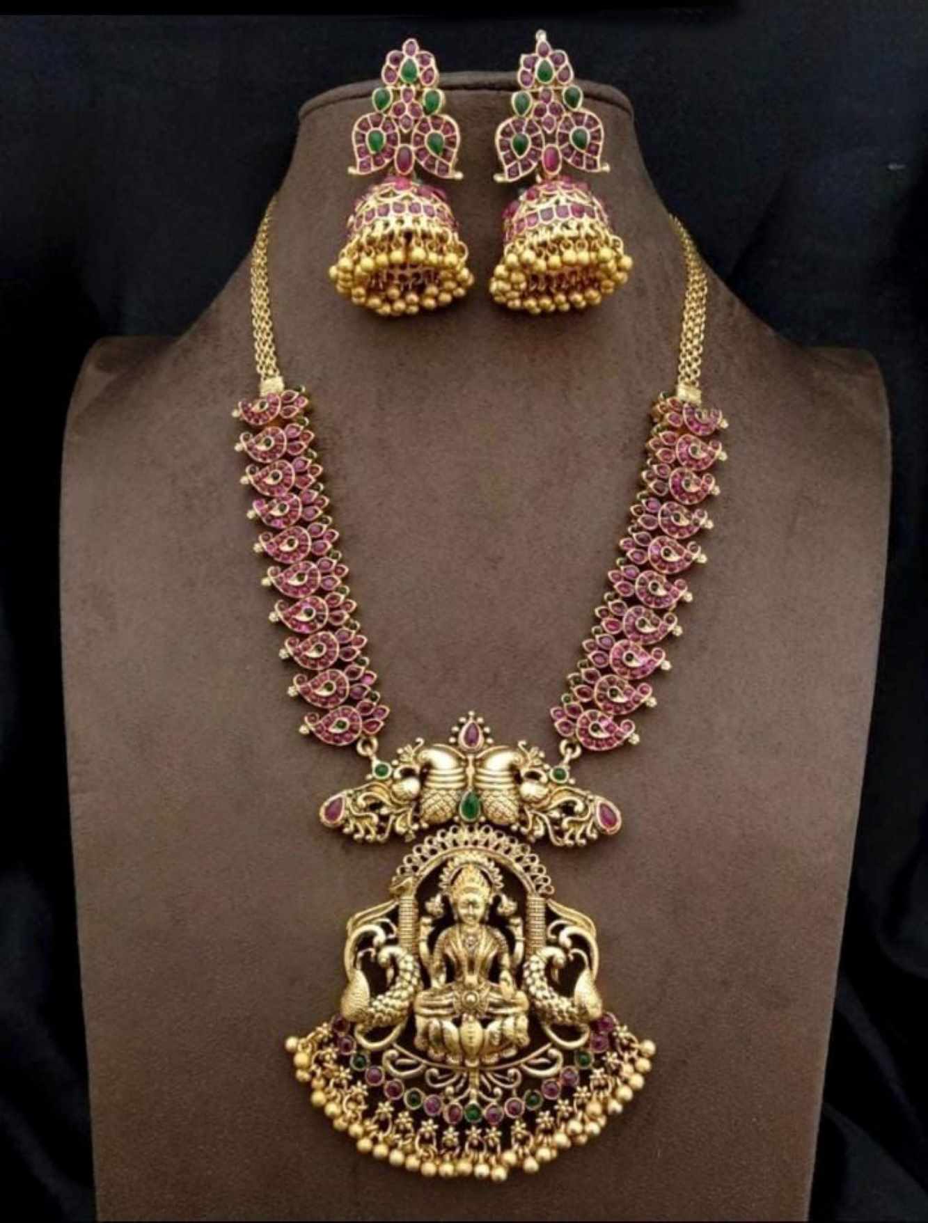 Majestic South Indian Temple Necklace with Goddess Lakshmi Pendant and Matching Earrings – Divine Craftsmanship and Regal Elegance"