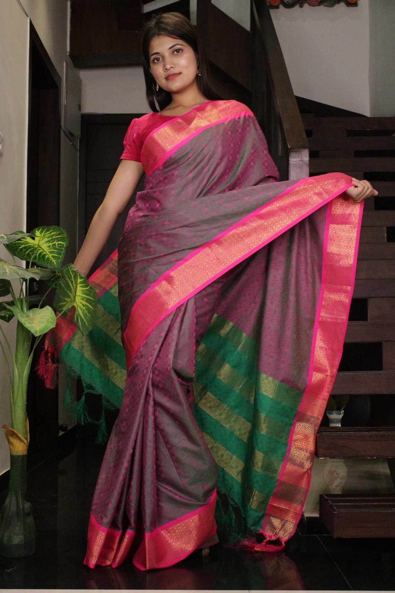 Buy Rajsi~Handloom Ari Checks Cotton Silk Saree with Golden Border~Dark  Green - Very Much Indian – verymuchindian.com